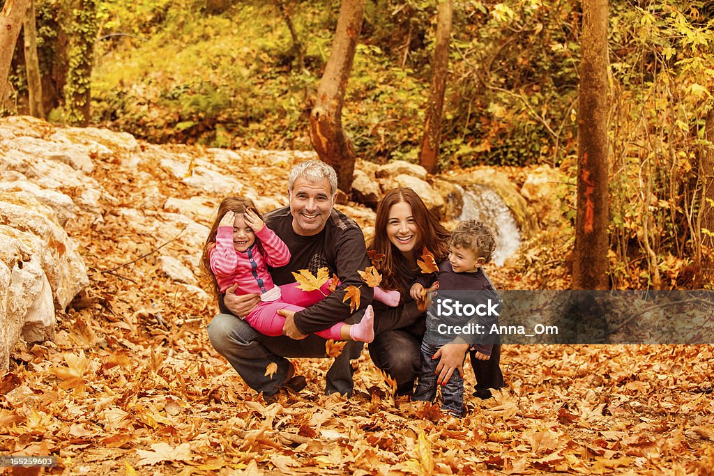 Família Jovem na floresta autumnal - Royalty-free Adulto Foto de stock