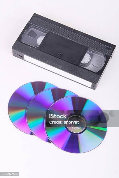 Videocassetta E Cd Musicali Su Sfondo Bianco - Fotografie stock e altre immagini di Apparecchiatura di registrazione del suono - Apparecchiatura di registrazione del suono, Composizione verticale, DVD