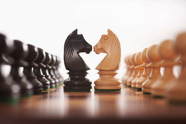 ajedrez dos filas de pawns con knight reto centre - rivalidad fotografías e imágenes de stock