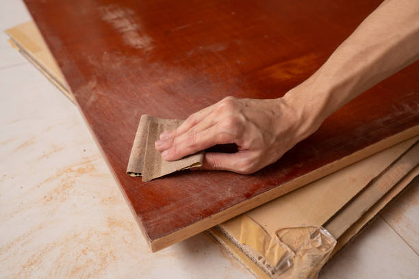 istock Strip paint from wooden table by using sandpaper 1552601937