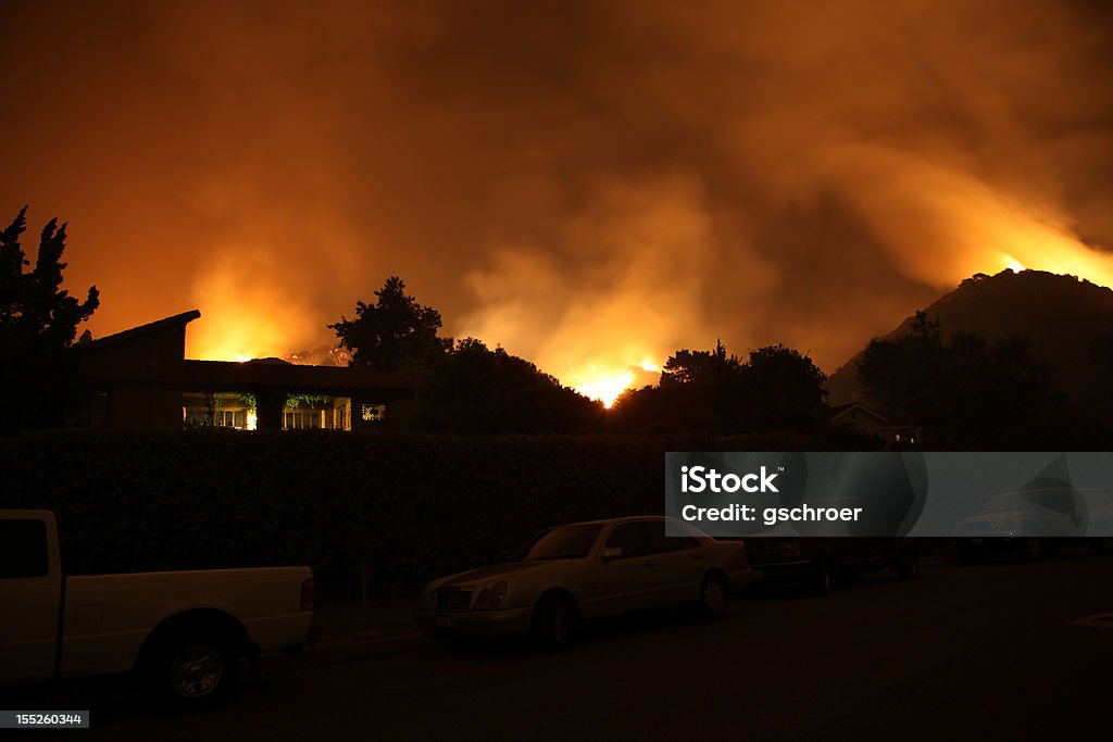 Горящий огонь с видом на холмы и силуэт - Стоковые фото Лесной пожар роялти-фри