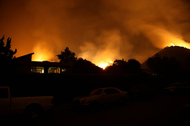 горящий огонь с видом на холмы и силуэт - house burning color image danger стоковые фото и изображения