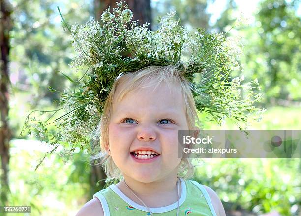 可愛らしい小さな女の子フィールド花輪 - カラフルのストックフォトや画像を多数ご用意 - カラフル, ガーランド, シャツ