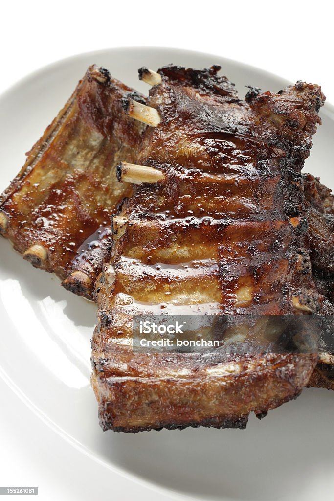 Travers de porc au barbecue - Photo de Fond blanc libre de droits