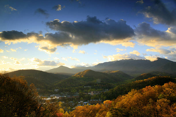 gatlinburg, tennessee - great smoky mountains great smoky mountains national park mountain smoke imagens e fotografias de stock