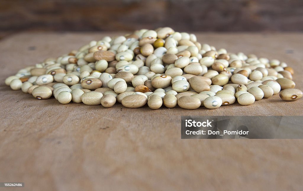 Colina de granos en la mesa de madera - Foto de stock de Alimento libre de derechos