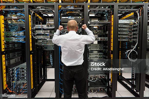 Foto de Problemas Em Um Centro De Dados e mais fotos de stock de Data Center - Data Center, Acessibilidade, Cabo