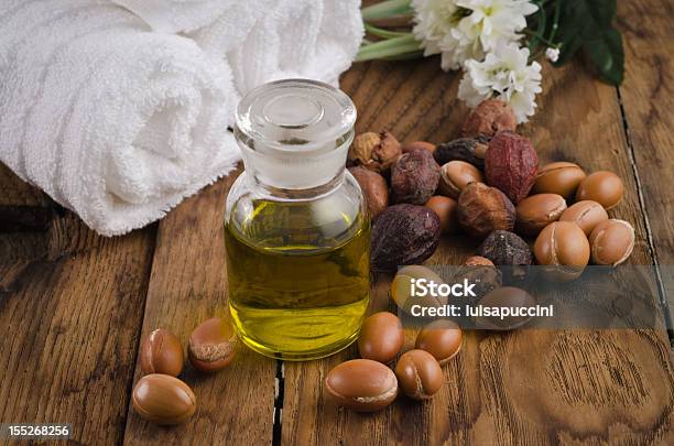 Olio Di Argan Con Frutta - Fotografie stock e altre immagini di Olio di argan - Olio di argan, Albero di argan, Olio da tavola