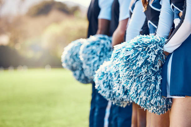 Cheerleader pompom, training and students in cheerleading uniform on a outdoor field. Athlete group back, college sport collaboration and game cheer prep ready for cheering, stunts and fan applause fitness de porristas, entrenamiento y estudiantes con uniforme de porrista en un campo al aire libre. regreso del grupo de atletas, colaboración deportiva universitaria y preparación para animar el juego listo para animar, acrobacias y pompones