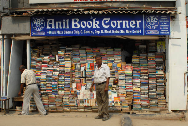 нью-дели - bookstore sign old book стоковые фото и изображения