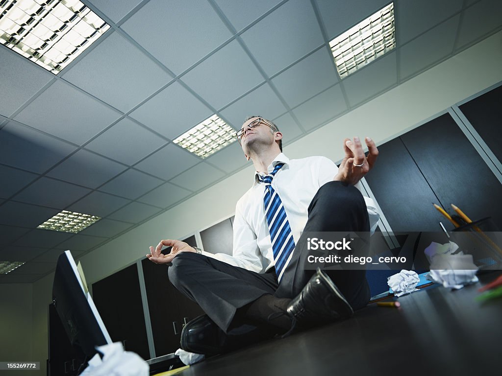 Homme d'affaires faisant yoga dans le bureau - Photo de Chaos libre de droits