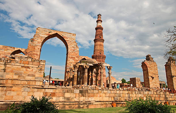 ruínas em qutub minar, delhi - qutub imagens e fotografias de stock