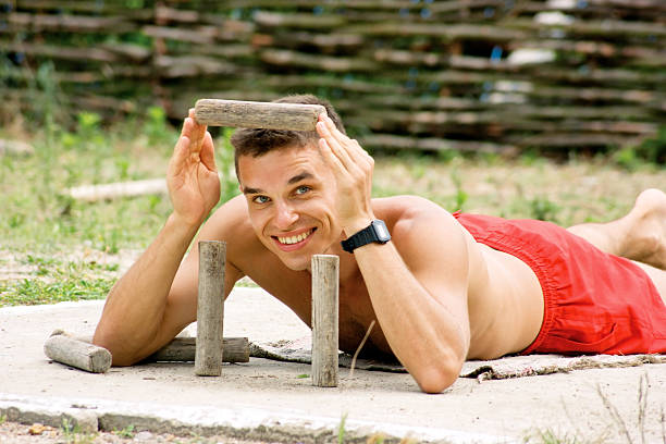 Junger Mann auf dem Spielplatz – Foto