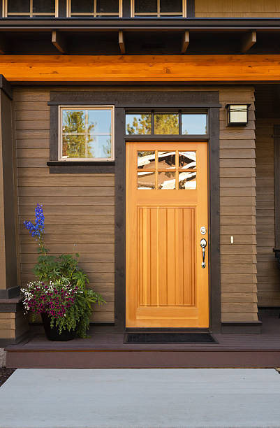 rústico puerta frontal de un elegante hogar - front door doorknob door wood fotografías e imágenes de stock