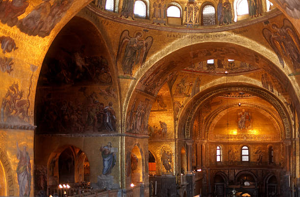 innenansicht der basilica di san marco und venedig, italien - cathedral italy venice italy inside of stock-fotos und bilder