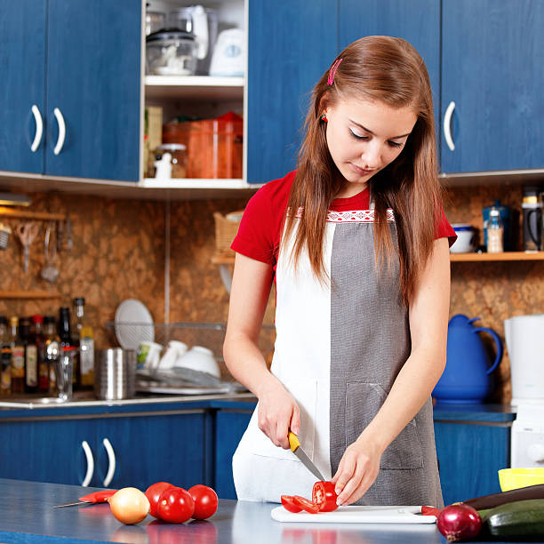 mädchen in der küche - stereotypical housewife women domestic kitchen brown hair stock-fotos und bilder