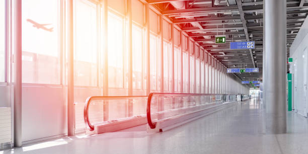 un passaggio meccanico in un terminal aeroportuale. - moving walkway escalator airport walking foto e immagini stock