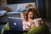 single-frau-die-online-tv-schaut-und-auf-einem-schlechten-im-wohnzimmer-liegt.jpg?b=1&s=170x170&k=20&c=jZ6-r9nFm2cOmj3A99T0LnjxXvwd2u9dStGW6jVEKok=