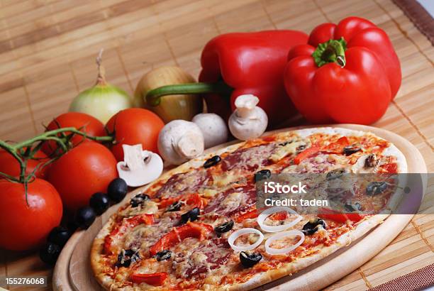 Foto de Pizza Recém e mais fotos de stock de Almoço - Almoço, Azeitona, Carne