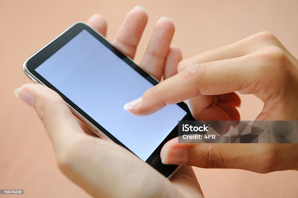 指を指すスマートフォン（XXXL - スマートカードのロイヤリティフリーストックフォト