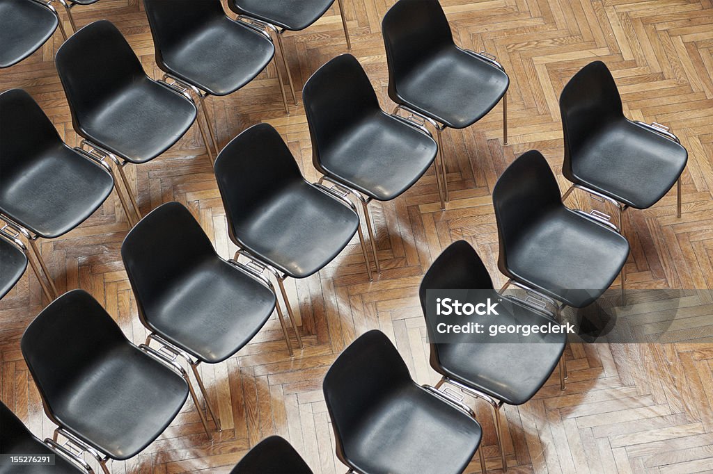 Fileiras de cadeiras no interior - Foto de stock de Cadeira royalty-free