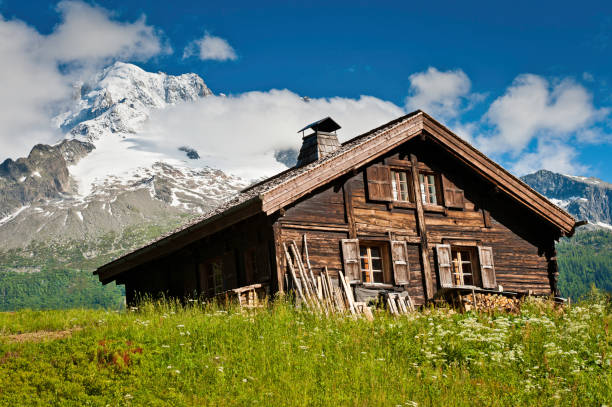 chalet de madera tradicionales alpine summer meadow nívea las montañas - mountain cabin european alps switzerland fotografías e imágenes de stock