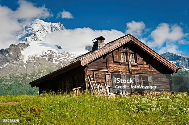 Tradycyjnej Drewnianej Alpine Chalet Lato Łąka Snowy Mountains - zdjęcia stockowe i więcej obrazów Chata w górach