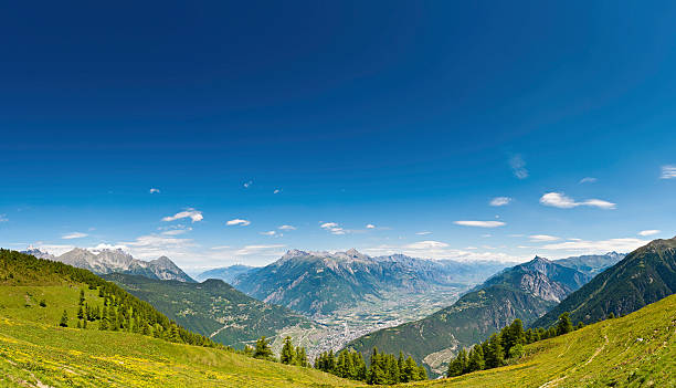 горнолыжный летом горный луг панорама швейцария - meadow vibrant color mountain range valley стоковые фото и изображения