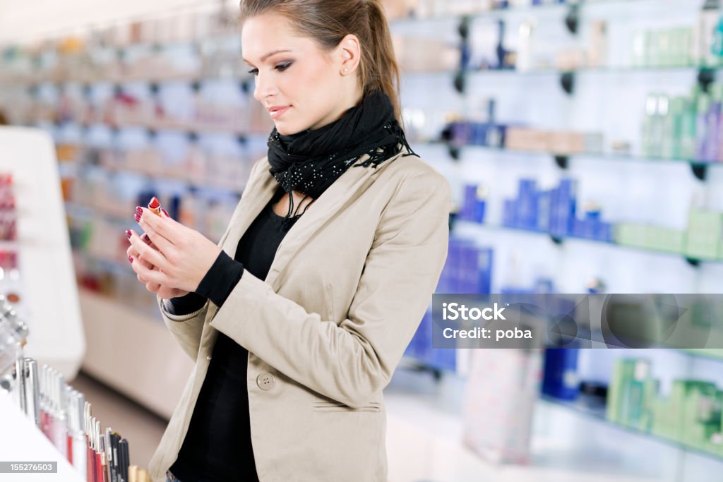 Mädchen Einkäufe Kosmetik in das beauty shop - Lizenzfrei Frauen Stock-Foto