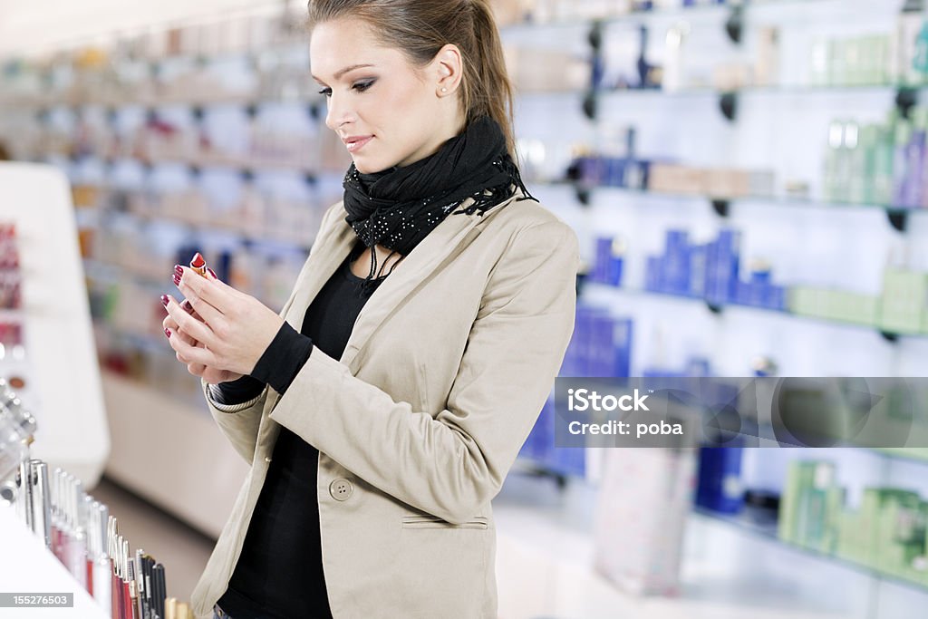 여자아이 구매내역 화장��품 있는 미용 쇼핑하다 - 로열티 프리 립스틱 스톡 사진