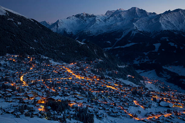панорамный вид на m. gele и verbier деревня ночью - chalet house snow switzerland стоковые фото и изображения