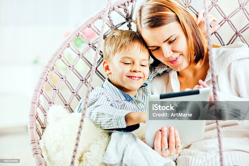 Mãe e filho usando tablet digital - Royalty-free Aconchegante Foto de stock