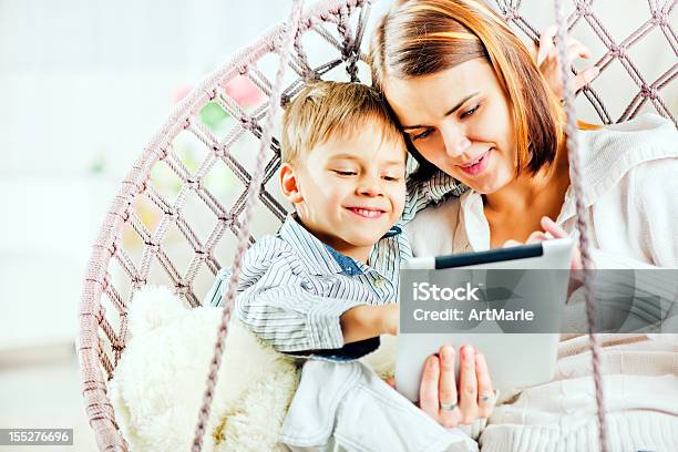 Mãe E Filho Usando Tablet Digital - Fotografias de stock e mais imagens de Aconchegante - Aconchegante, Adulto, Alegria