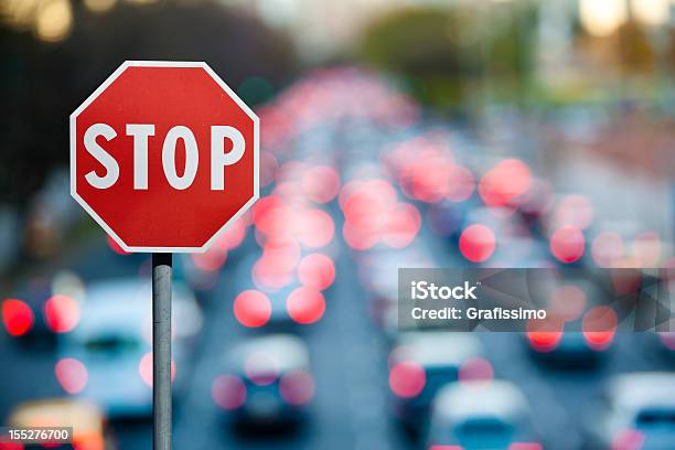 Znak Stop Z Ruchu I Samochody Na Pognajcie Godzinę - zdjęcia stockowe i więcej obrazów Znak stop - Znak stop, Znak drogowy, Ruch uliczny