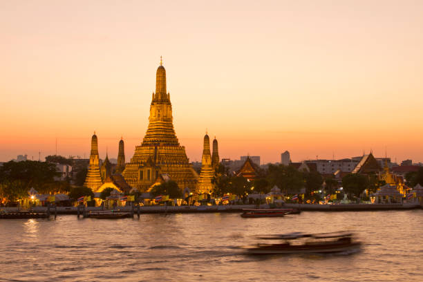 istock Famous Wat Arun temple in Bangkok at dusk 155276736