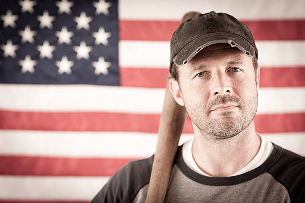 ヴィン�テージの野球選手 batting スタンスに、アメリカの旗の背景 - baseball player american flag sport men ストックフォトと画像