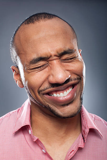 ritratto di un uomo di sofferenza dolore - male smiling african descent black foto e immagini stock