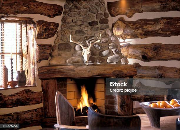 로그 화재 객실에 통나무집에 대한 스톡 사진 및 기타 이미지 - 통나무집, 실내, 벽난로