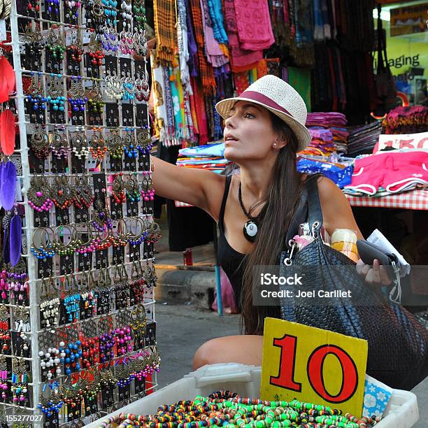 De Compras Foto de stock y más banco de imágenes de Tienda - Lugar de comercio - Tienda - Lugar de comercio, Turista, 20 a 29 años