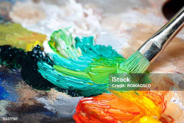 Pennello Di Pittura A Olio Su Una Classica Palette Di Colori - Fotografie stock e altre immagini di Pittura a olio