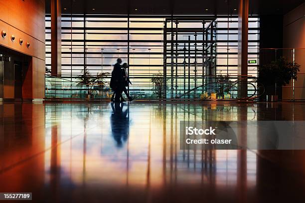 Terminal Del Aeropuerto Los Viajeros Modernos En Silueta Foto de stock y más banco de imágenes de Aeropuerto