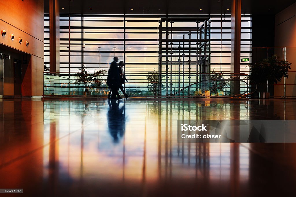 Moderno terminal do aeroporto, os viajantes em silhueta - Foto de stock de Aeroporto royalty-free