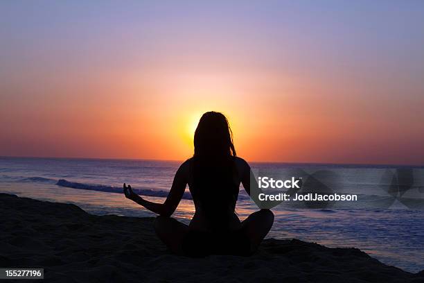 女性のシルエットでの瞑想の日の出 - 1人のストックフォトや画像を多数ご用意 - 1人, カラー画像, シルエット