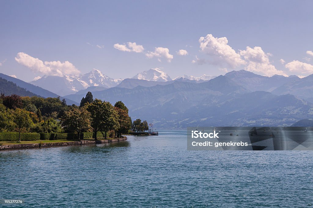 Lago de Thun e dos Alpes suíços - Royalty-free Ajardinado Foto de stock