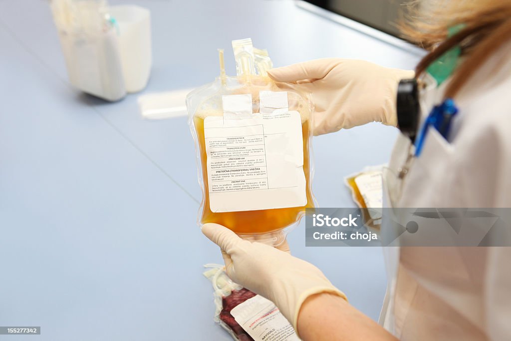 Врач в Банк крови держит мешок с лейкоцитов - Стоковые фото Донорство крови роялти-фри