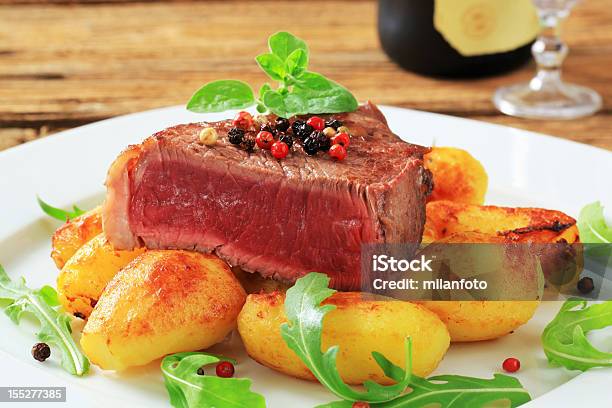 Rindfleisch Steak Mit Gebratenen Kartoffeln Stockfoto und mehr Bilder von Blutig - Blutig, Bratengericht, Erfrischung