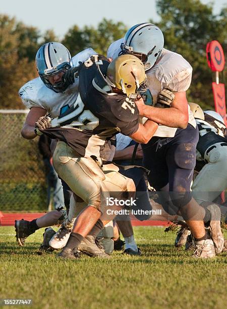 Fußball Spieler Blockoptik Einen Gegner Stockfoto und mehr Bilder von Sportlicher Zweikampf - Sportlicher Zweikampf, Amerikanischer Football, Block - Verteidigen