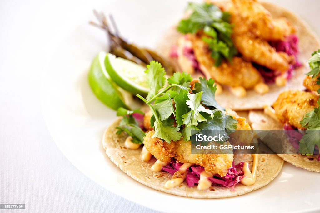 Gros plan de tacos de poisson sur une assiette - Photo de Taco libre de droits