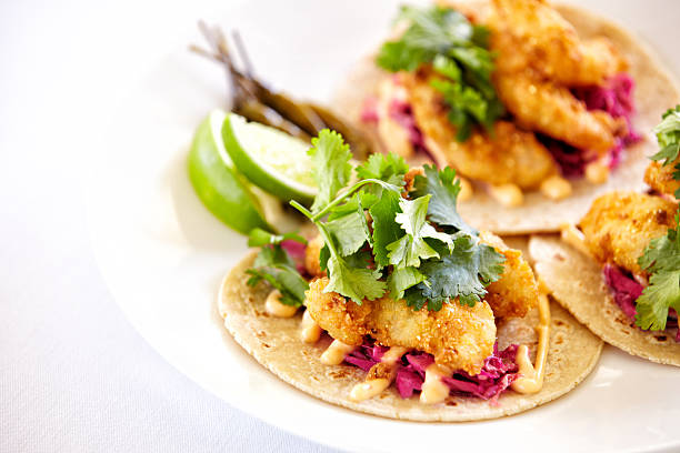 primo piano di una piastra con taco di pesce - cibo pronto foto e immagini stock