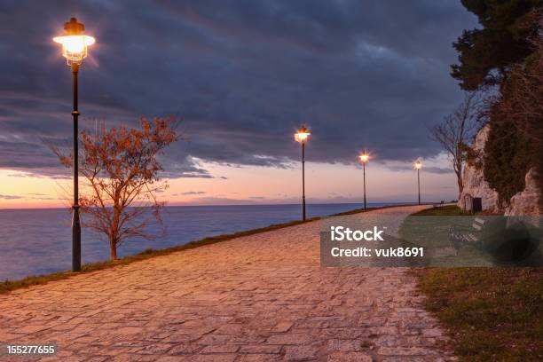 Rovinj Paseo De La Ciudad Por La Noche Foto de stock y más banco de imágenes de Acera - Acera, Agua, Aire libre